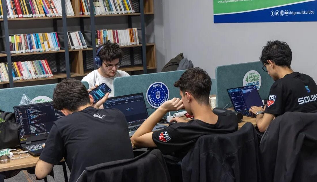 Bursa'da gerçekleşen Yazılım Hackathonu, katılımcıların yoğun ilgisiyle büyük ilgi gördü.