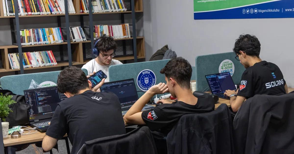 Bursa'da gerçekleşen Yazılım Hackathonu, katılımcıların yoğun ilgisiyle büyük ilgi gördü.