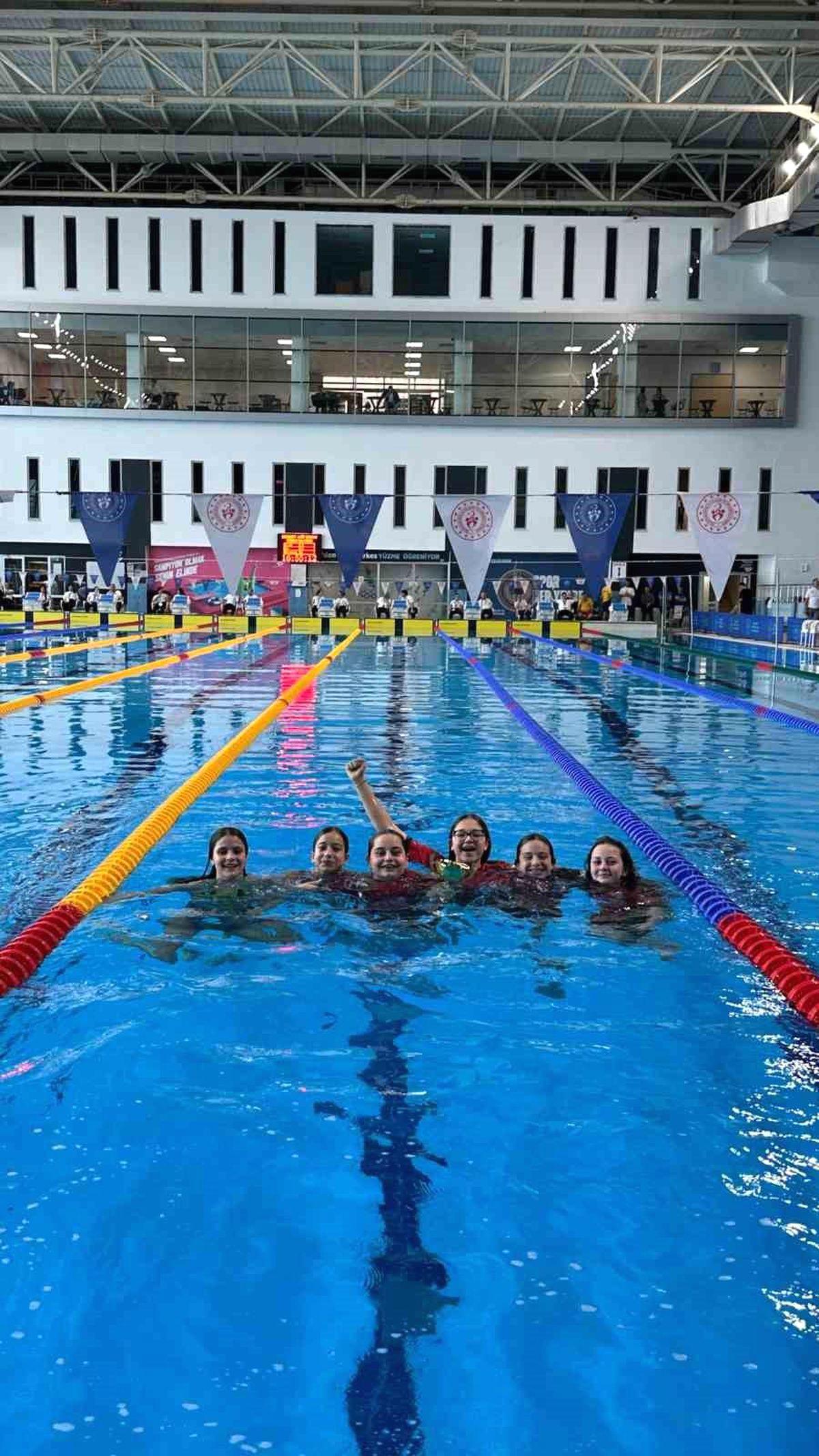 Bursa'da düzenlenen yüzme şampiyonası zaferi, sporun heyecanını ve başarısını yansıtarak,