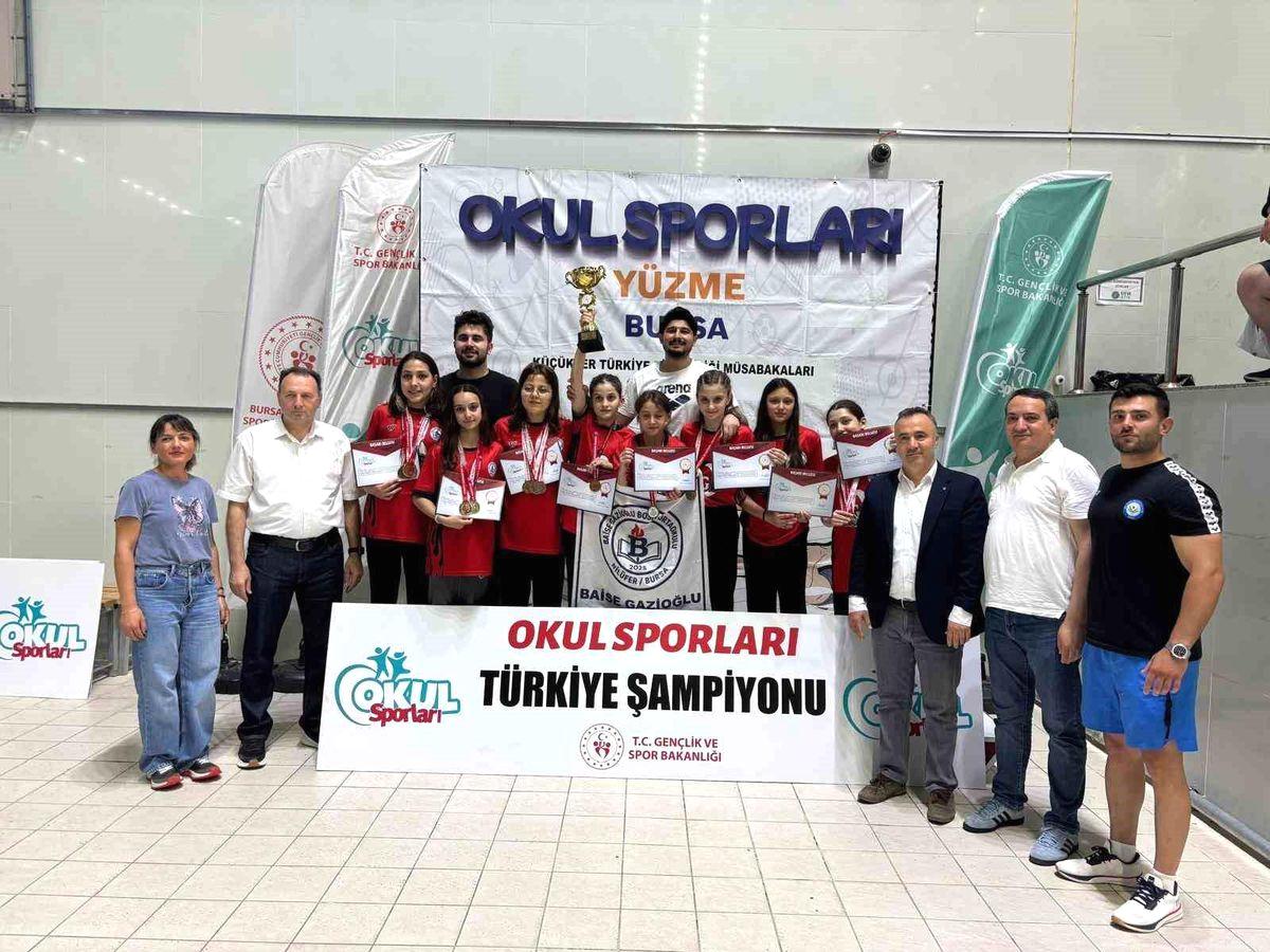 Bursa'da düzenlenen yüzme şampiyonlarında büyük zaferler kazanan sporcularımızın başarılarını ve