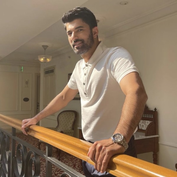 Engin Akyürek: Gizemli Yıldızın Hayatı ve Kariyeri