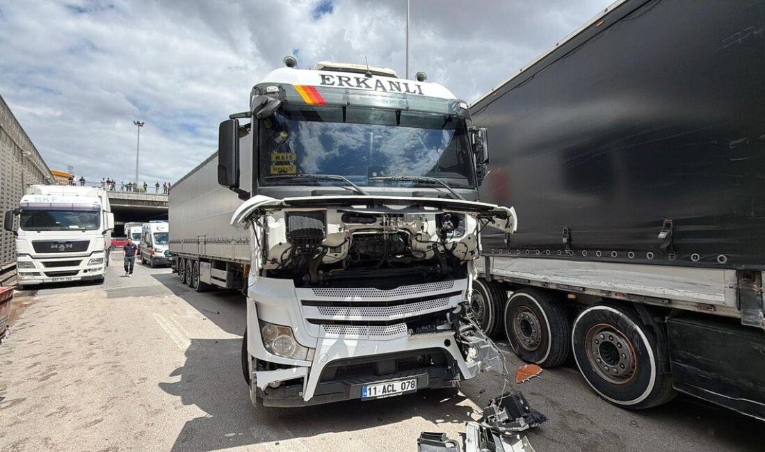 Eskişehir'de meydana gelen trafik kazası sonucu otomobil sıkıştı. Güncel olaylarla