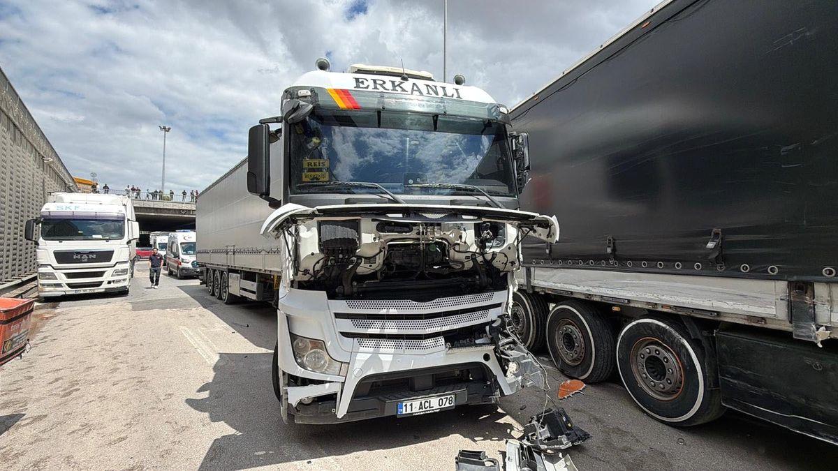Eskişehir'de meydana gelen trafik kazası sonucu otomobil sıkıştı. Güncel olaylarla