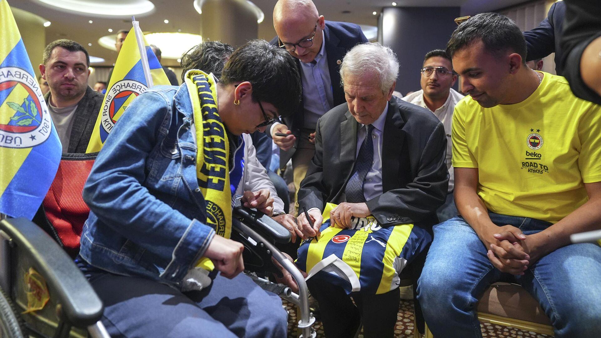 Fenerbahçe Başkanı Aziz Yıldırım, yeni yönetime güçlü destek veriyor ve