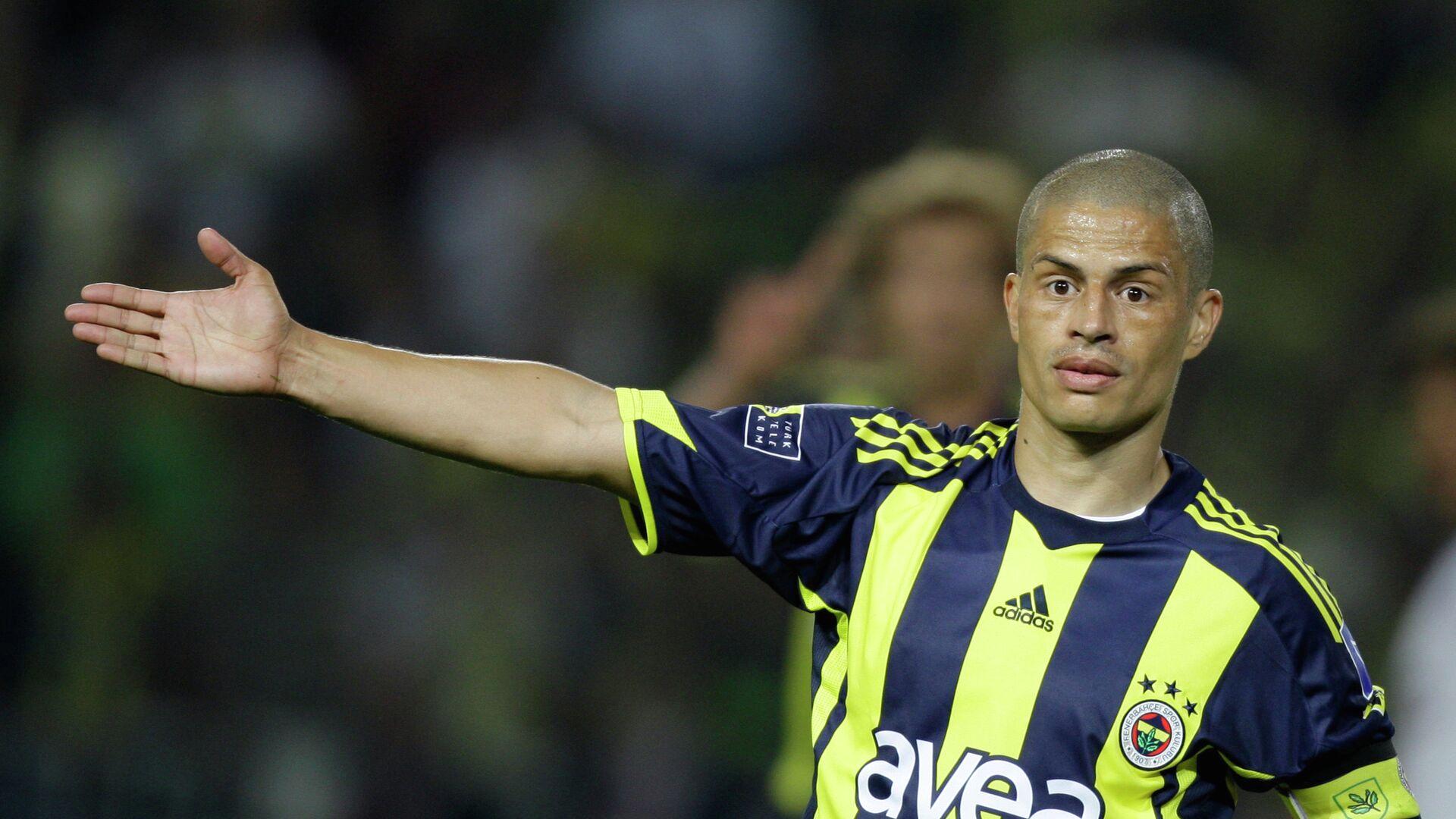 Fenerbahçe'nin eski futbolcusu Baroni, Aziz Yıldırım ve Alex'e destek mesajlarıyla