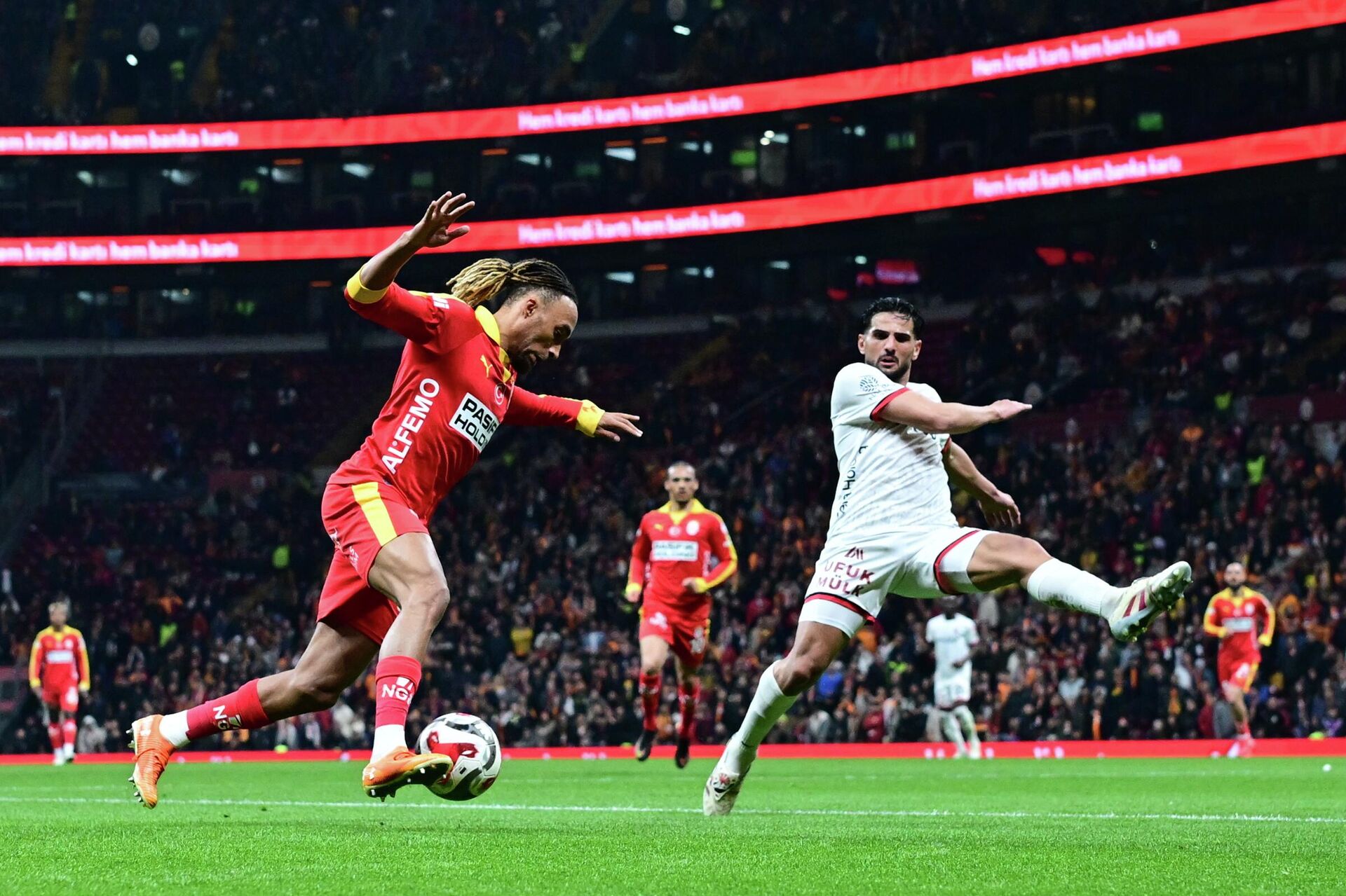 Galatasaray'ın Sacha Boey Kararı Şok Etkisi Yaratıyor