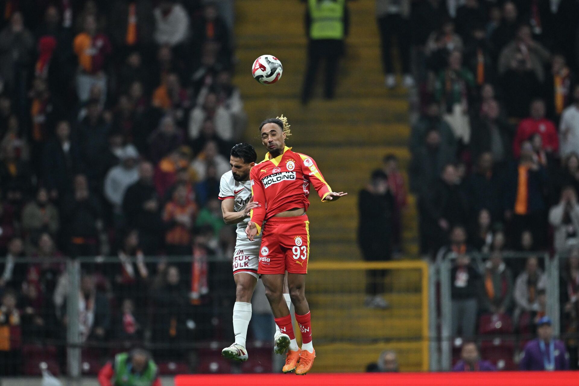 Galatasaray'ın Sacha Boey Kararı Şok Etkisi Yaratıyor