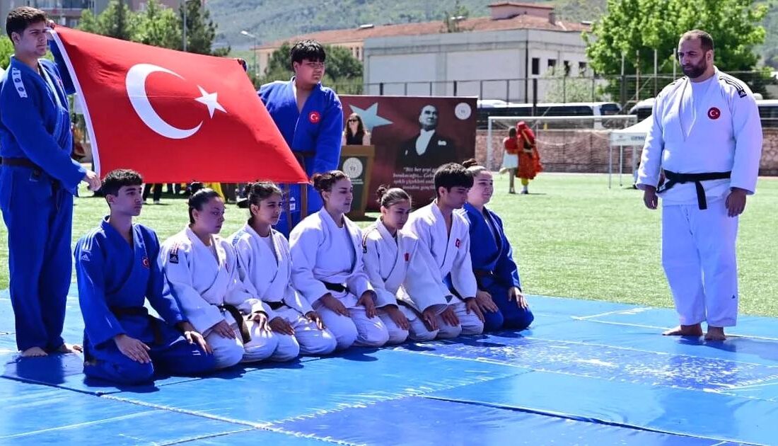 Gemlik'te 19 Mayıs Atatürk'ü Anma, Gençlik ve Spor Bayramı coşkulu