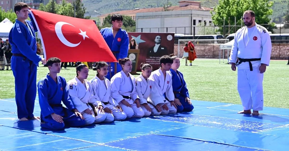 Gemlik'te 19 Mayıs Atatürk'ü Anma, Gençlik ve Spor Bayramı coşkulu