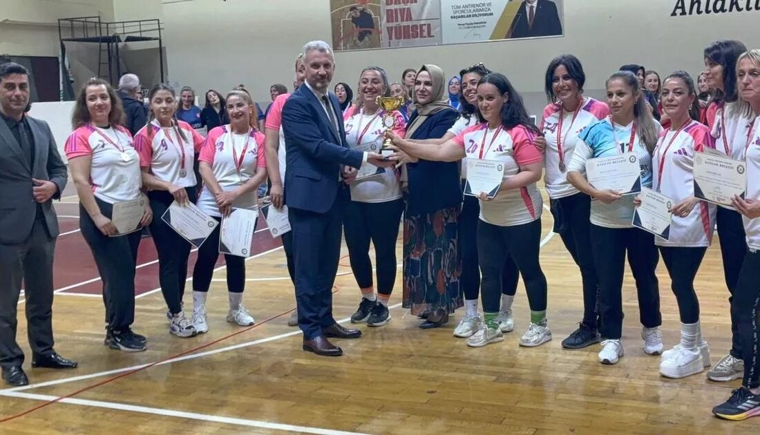 Gemlik'te düzenlenen kadınlar arası spor turnuvası, sporun birlik ve beraberliği