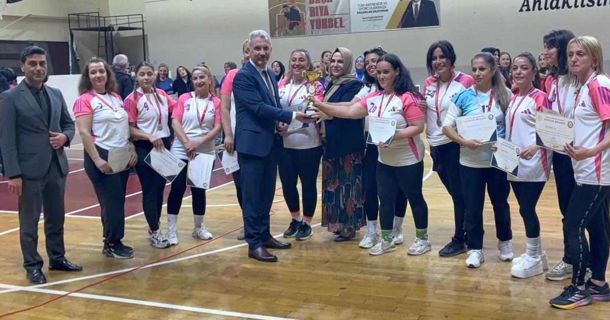 Gemlik'te düzenlenen kadınlar arası spor turnuvası, sporun birlik ve beraberliği