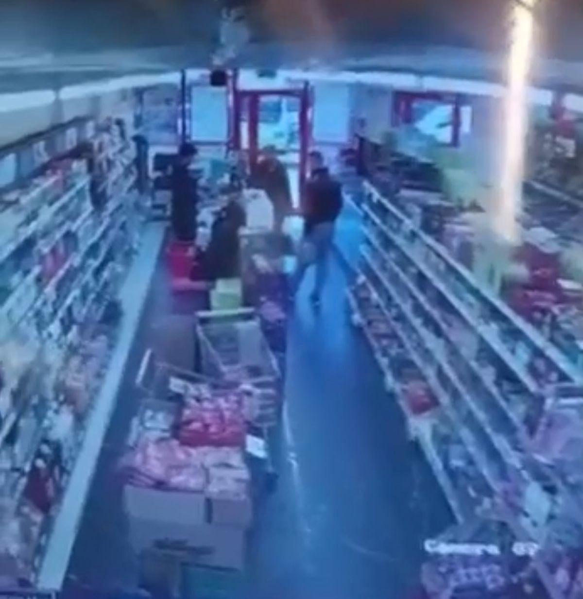 Gürsu'da bir markette gerçekleşen kalp krizi anını detaylarıyla ve acil
