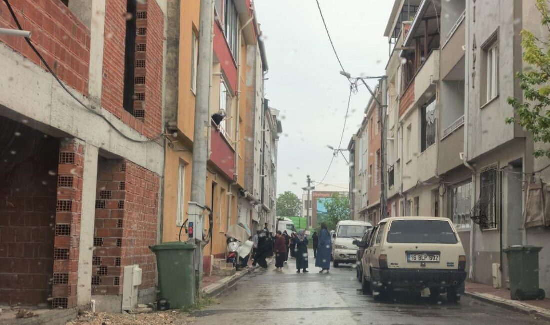 İnegöl'de 59 yaşındaki kadın, balkonundan düşerek yaralandı. Olay yerinde yapılan