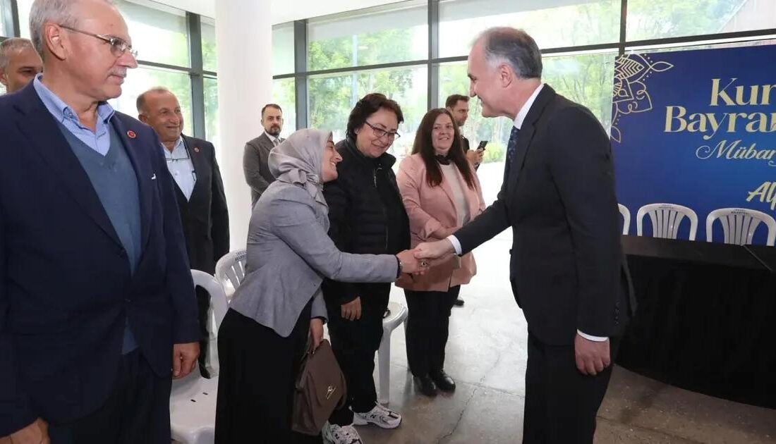 İnegöl'de düzenlenen Bayram Protokolü Bayramlaşması, resmi protokol ve halkın katılımıyla
