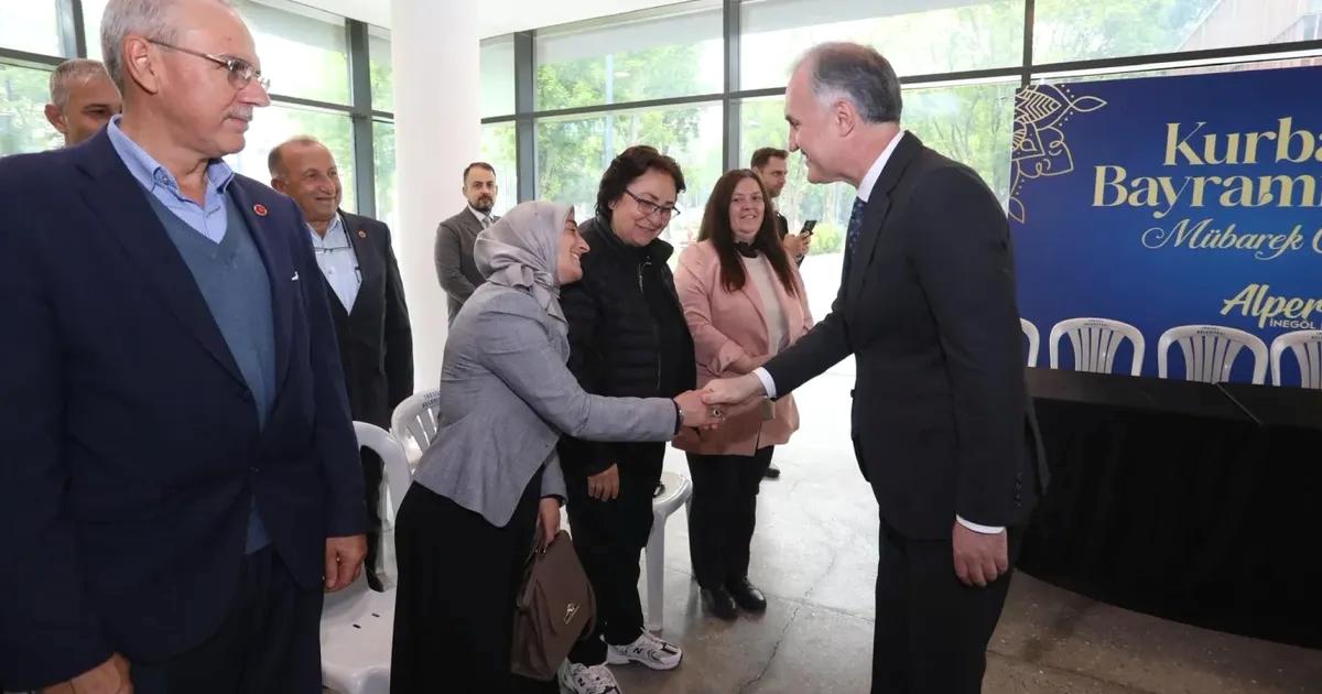 İnegöl'de düzenlenen Bayram Protokolü Bayramlaşması, resmi protokol ve halkın katılımıyla