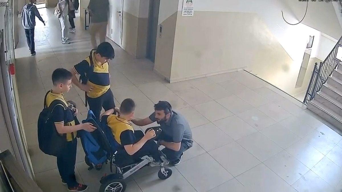 İnegöl'de engelli öğrenciye yardım anı, toplumumuzun dayanışma ve sevgi gösterisinin