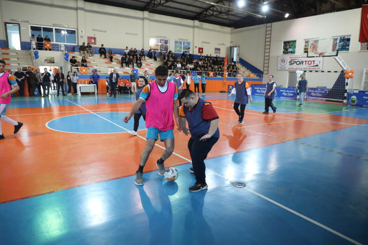 İnegöl’de Engelsiz Kalpler Futsal Turnuvası