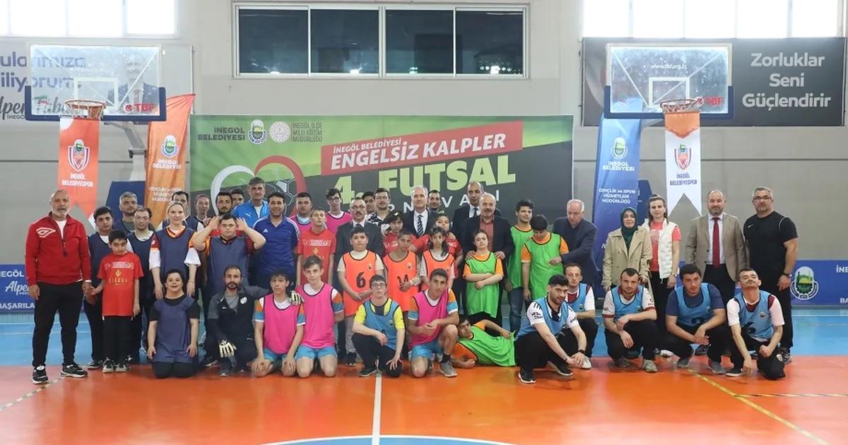 İnegöl’de gerçekleştirilen Engelsiz Kalpler Futsal Turnuvası ile engelli bireylerin sporla