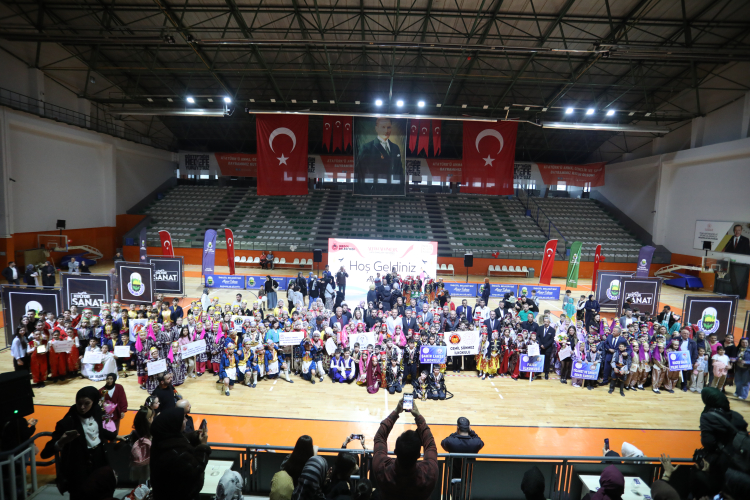 İnegöl'de Halk Dansları Yarışması Coşkusu
