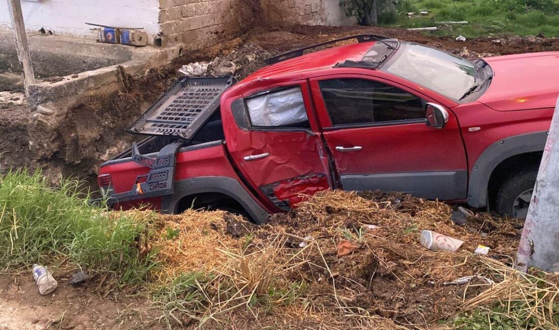 İnegöl'de kamyonet beton direğe çarptı. Olayla ilgili detaylar ve gelişmeler