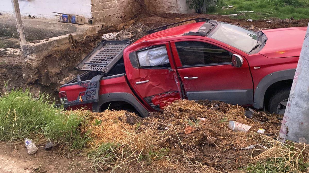 İnegöl'de kamyonet beton direğe çarptı. Olayla ilgili detaylar ve gelişmeler