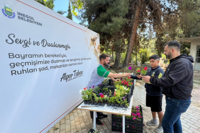 İnegöl’de Mezarlıklara Bayram Öncesi Çiçek Dağıtımı