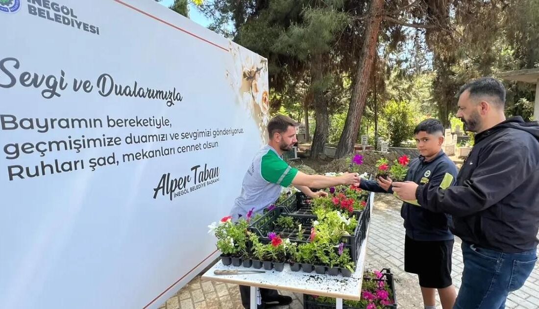 İnegöl’de mezarlıklara bayram öncesi çiçek dağıtımıyla saygı ve sevgi gösteriyoruz.