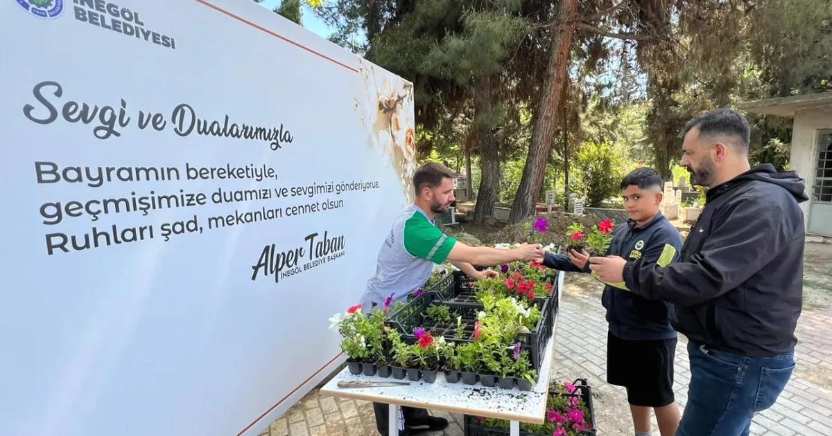 İnegöl’de mezarlıklara bayram öncesi çiçek dağıtımıyla saygı ve sevgi gösteriyoruz.