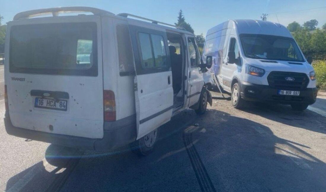 İnegöl'de meydana gelen minibüs kazasında 4 kişi yaralandı. Olayla ilgili