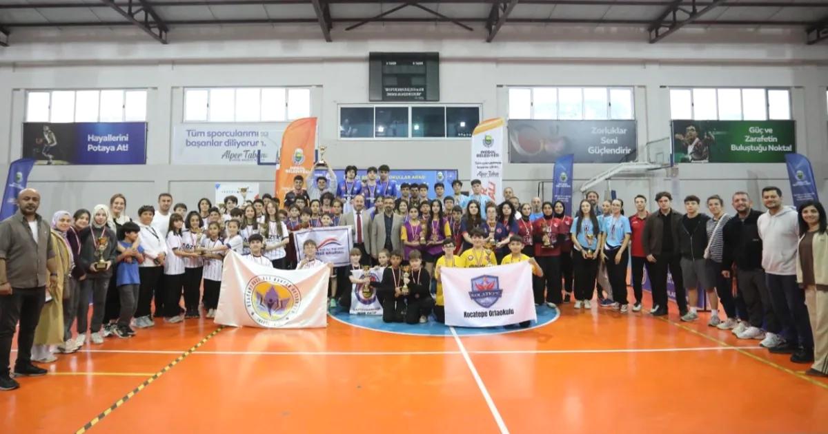İnegöl'de düzenlenen Okullar Arası Spor Festivali, katılan okullar arasında dostane