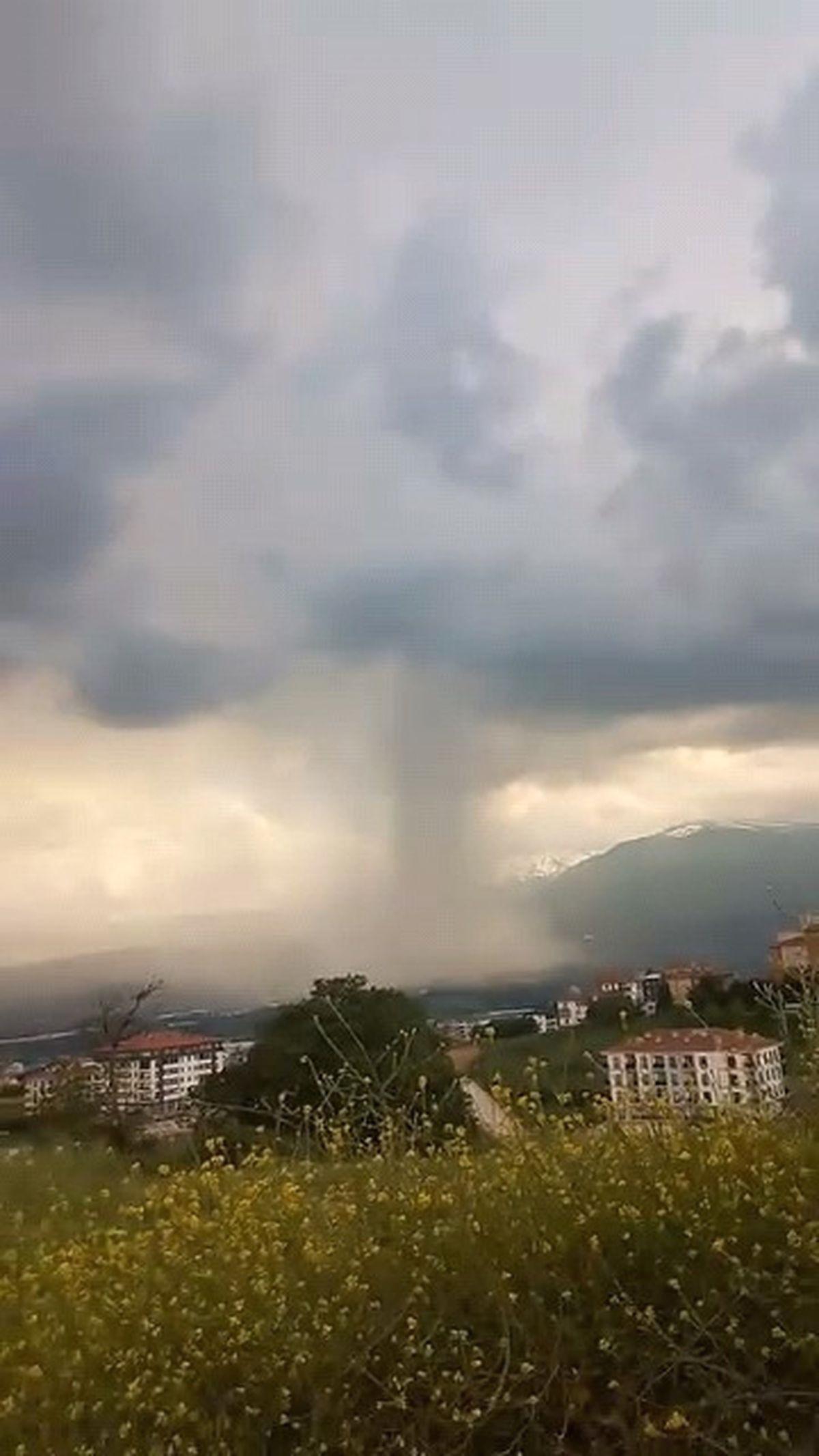 İnegöl'de sağanak ve dolu etkili oldu. Yağışlar yaşamı olumsuz etkilerken,