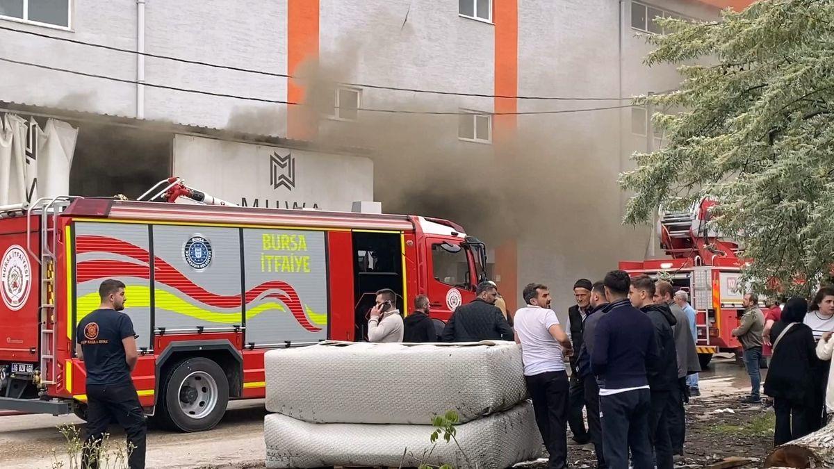 İnegöl'de sünger deposunda çıkan yangın, bölgedeki güvenlik ve tedbirleri etkiledi.