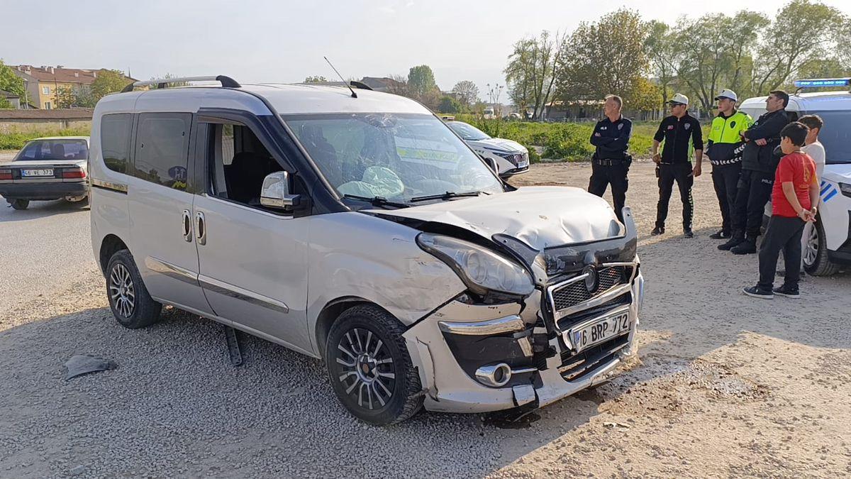 İnegöl'de meydana gelen trafik kazasında 3 kişi yaralandı. Olayla ilgili