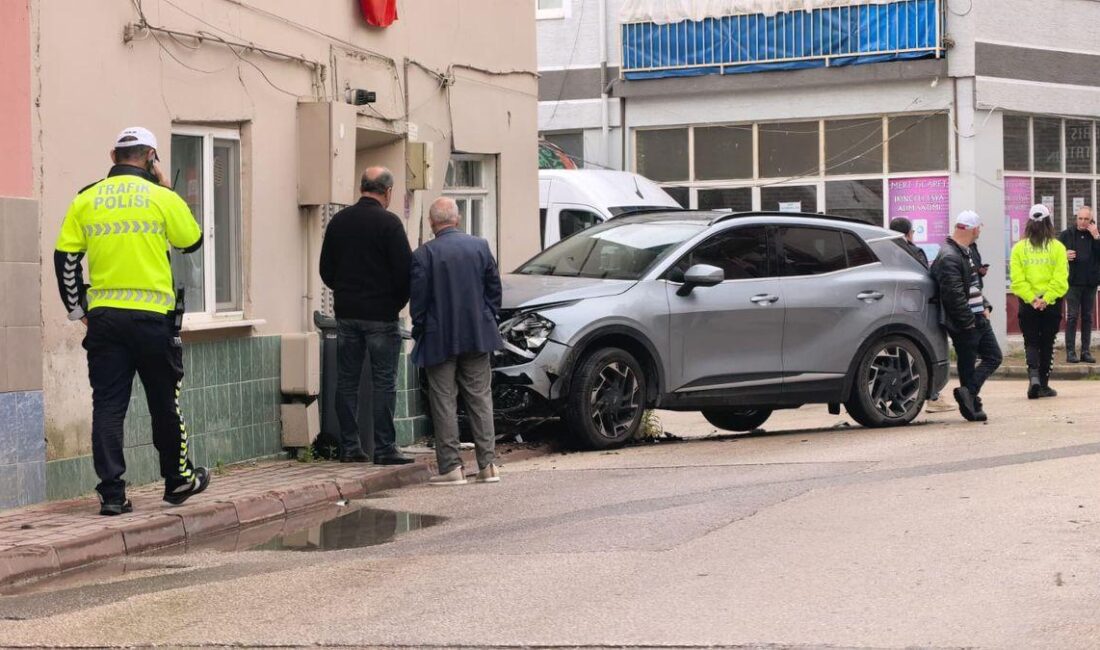 İnegöl'de meydana gelen trafik kazasında cip, duvara çarptı. Kazayla ilgili