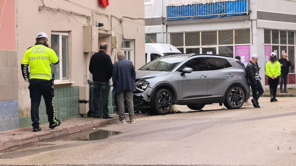 İnegöl'de meydana gelen trafik kazasında cip, duvara çarptı. Kazayla ilgili