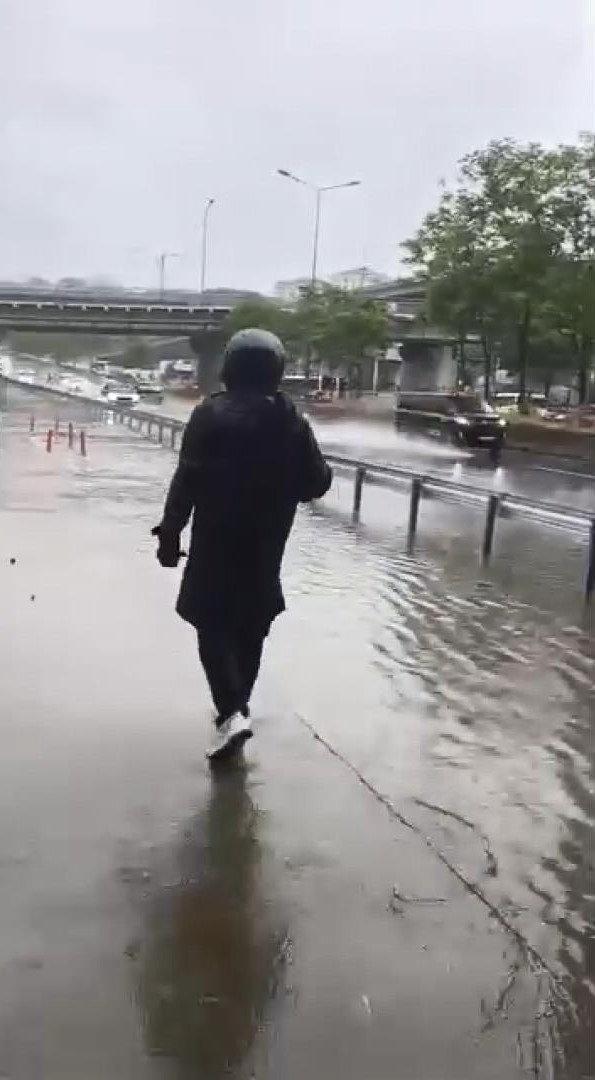 İstanbul'da Şiddetli Yağmur ve Su Baskınları Korkuttu