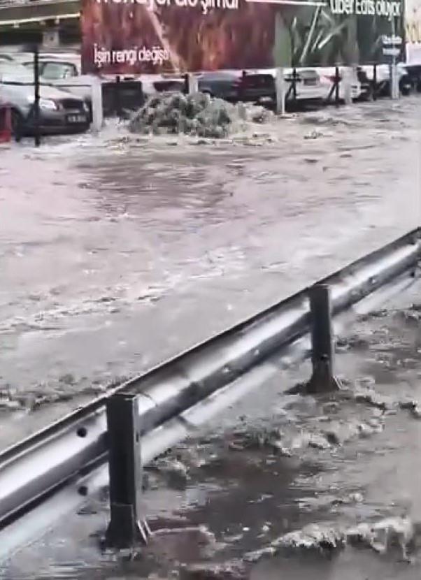 İstanbul'da Şiddetli Yağmur ve Su Baskınları Korkuttu