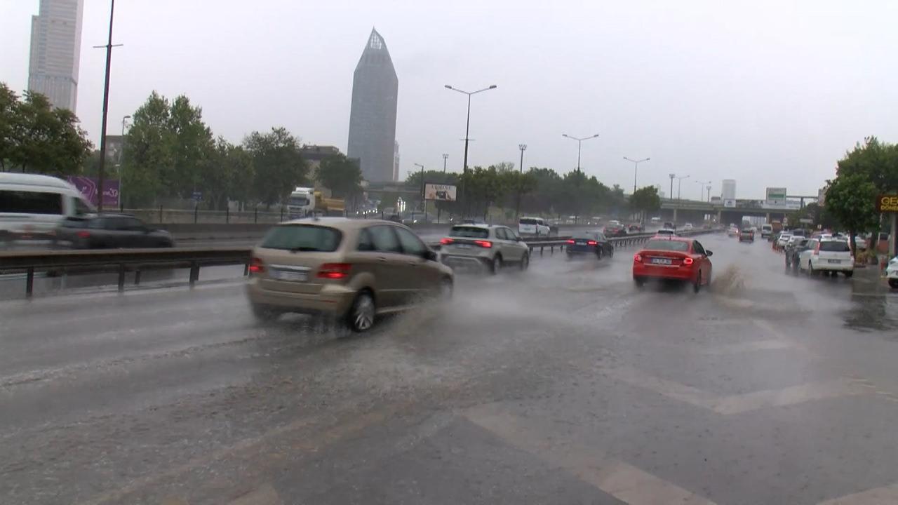 İstanbul'da Şiddetli Yağmur ve Su Baskınları Korkuttu