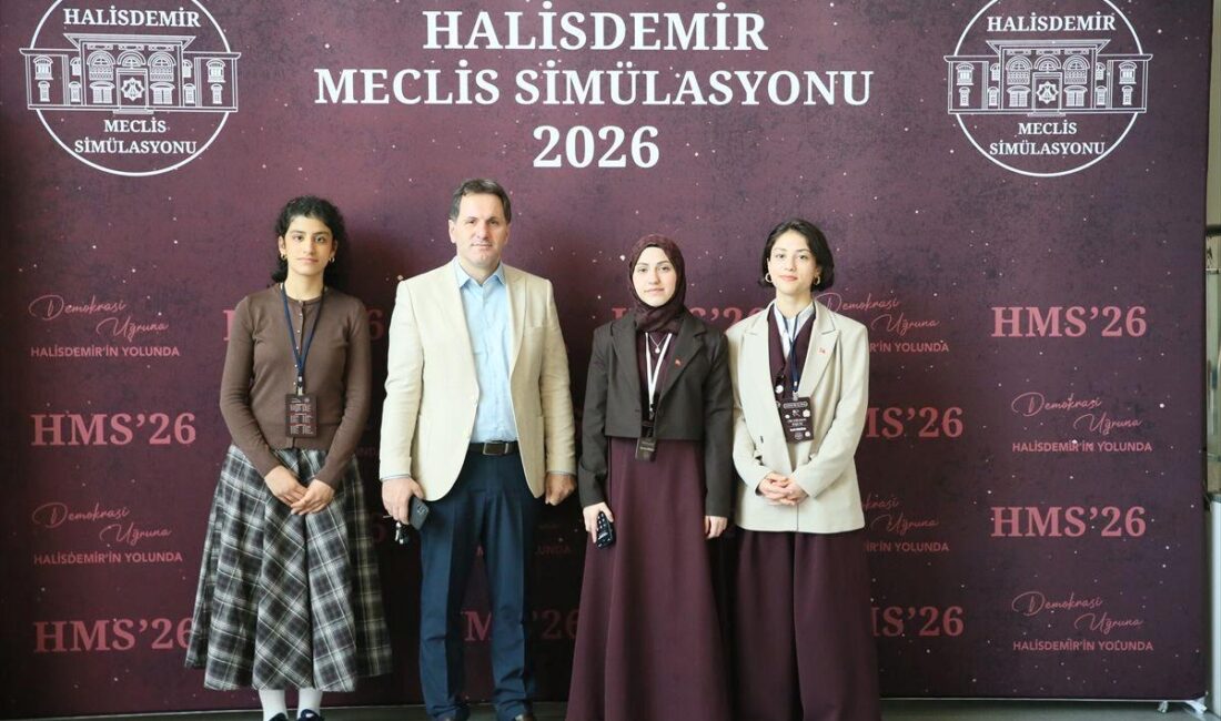 İzmir’de Meclis Simülasyonu etkinliğiyle öğrencilerimiz, siyasi süreçleri yerinde deneyimleyerek önemli