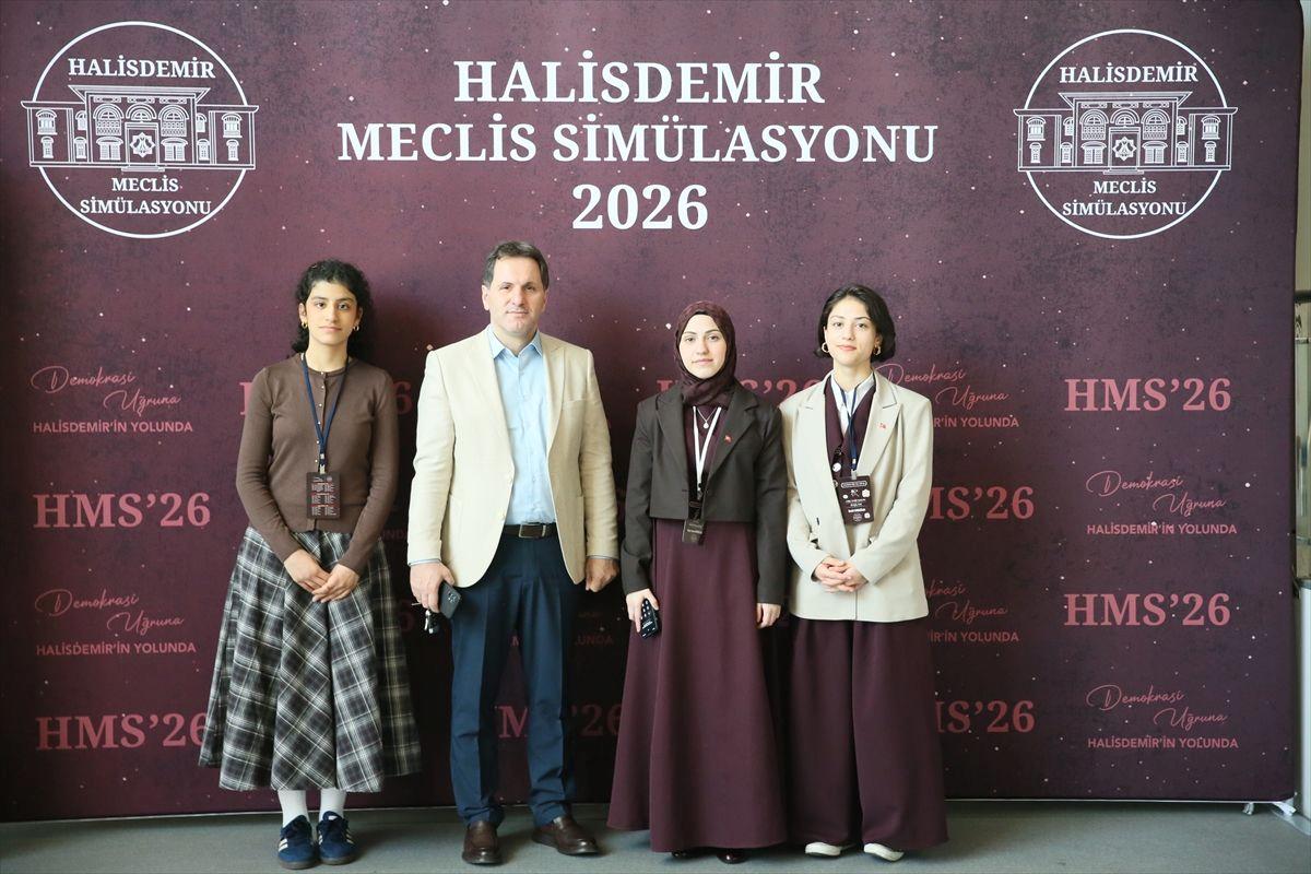 İzmir’de Meclis Simülasyonu etkinliğiyle öğrencilerimiz, siyasi süreçleri yerinde deneyimleyerek önemli