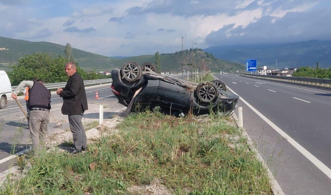 İznik'te otomobilin takla atması sonucu 2 kişi yaralandı. Olayla ilgili