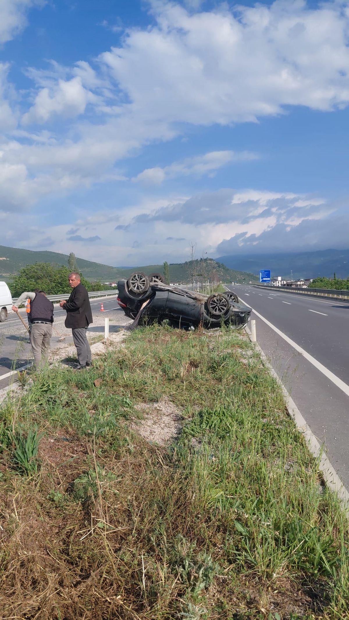 İznik'te otomobilin takla atması sonucu 2 kişi yaralandı. Olayla ilgili