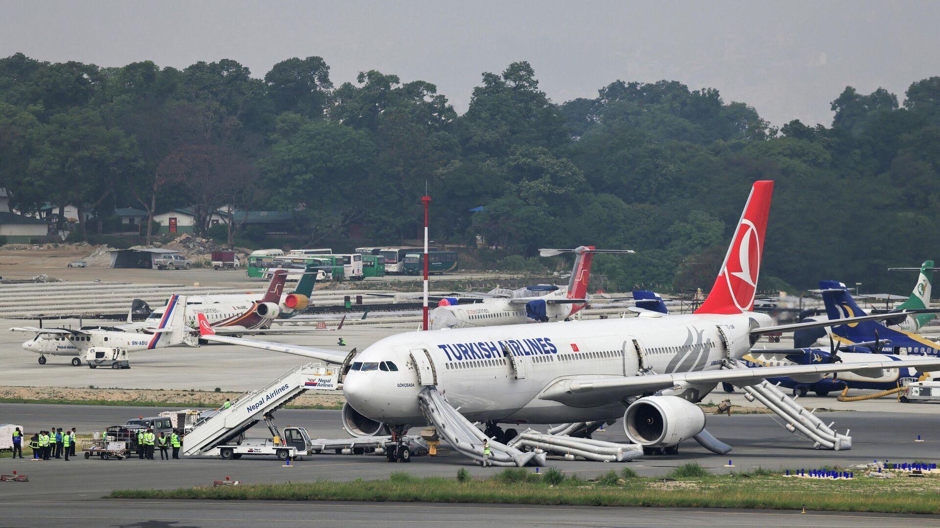 Katmandu'da Türk uçağında Morelden çıkan yangın sonrası olay yerine hızla