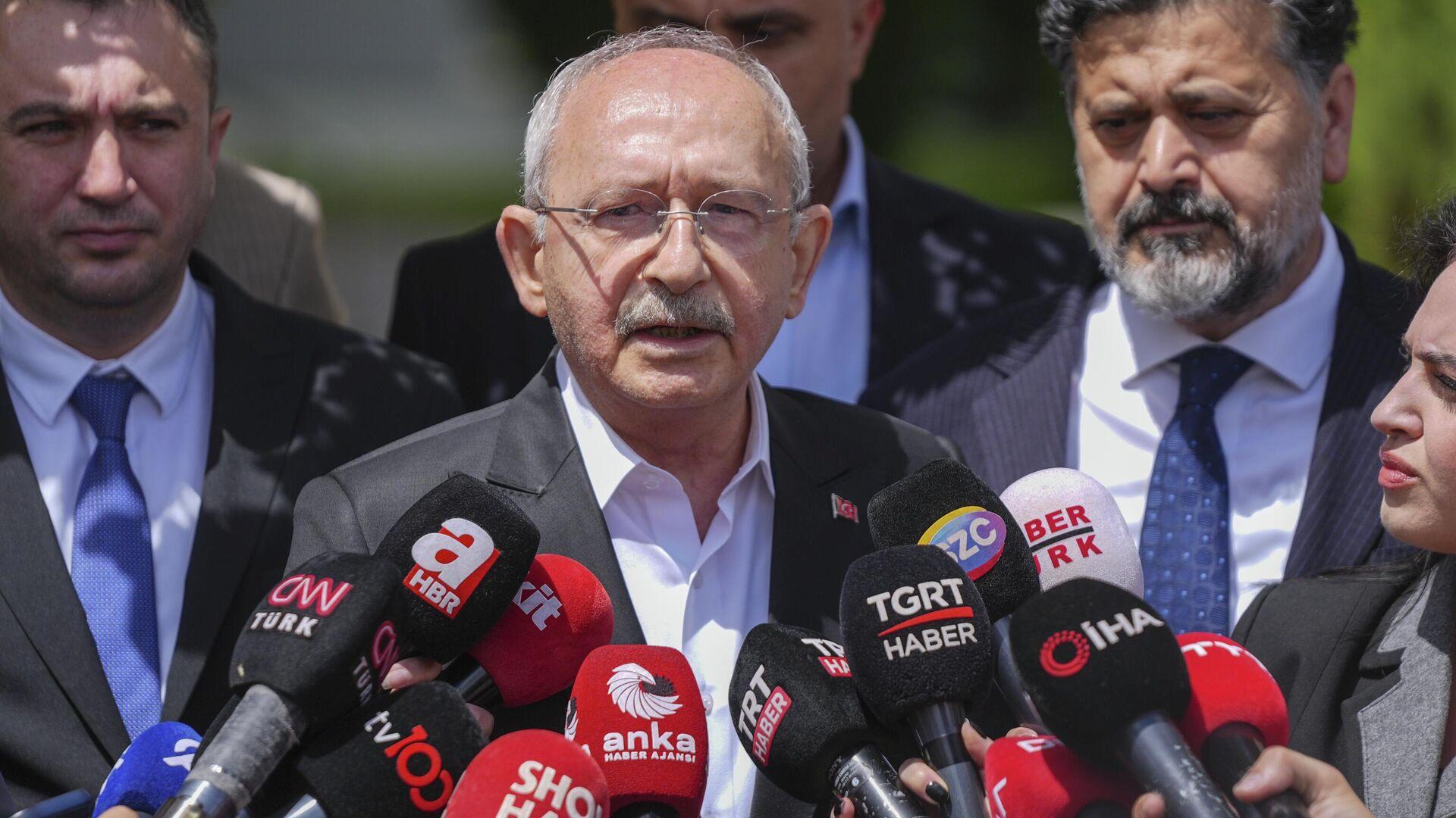 Uzmanlar, Kemal Kılıçdaroğlu'nun tutumunu eleştiriyor ve analiz ediyor. Detaylar için