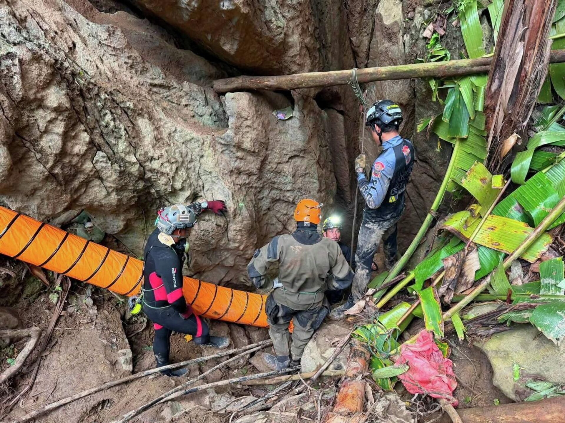 Laos'ta Mahsur Kalan 7 Kişi İçin Büyük Kurtarma Operasyonu