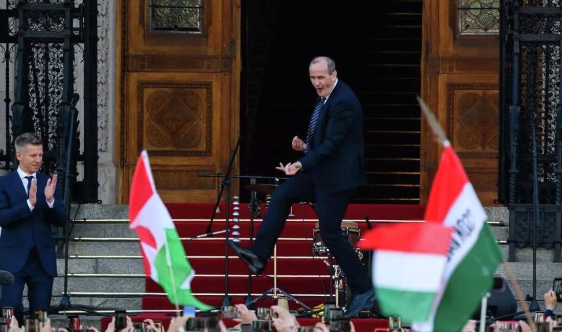 Macar Parlamentosu önünde düzenlenen kutlamalar ve canlı dans gösterisi ile