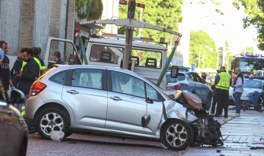 Modena'da otomobil yayalara çarptı ve kaçmaya çalıştı. Olayla ilgili detaylar