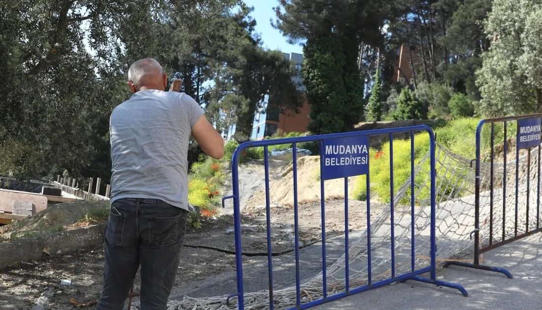 Mudanya'da heyelan riski artarken, yetkililer ve mahalle sakinleri dikkatli olunması
