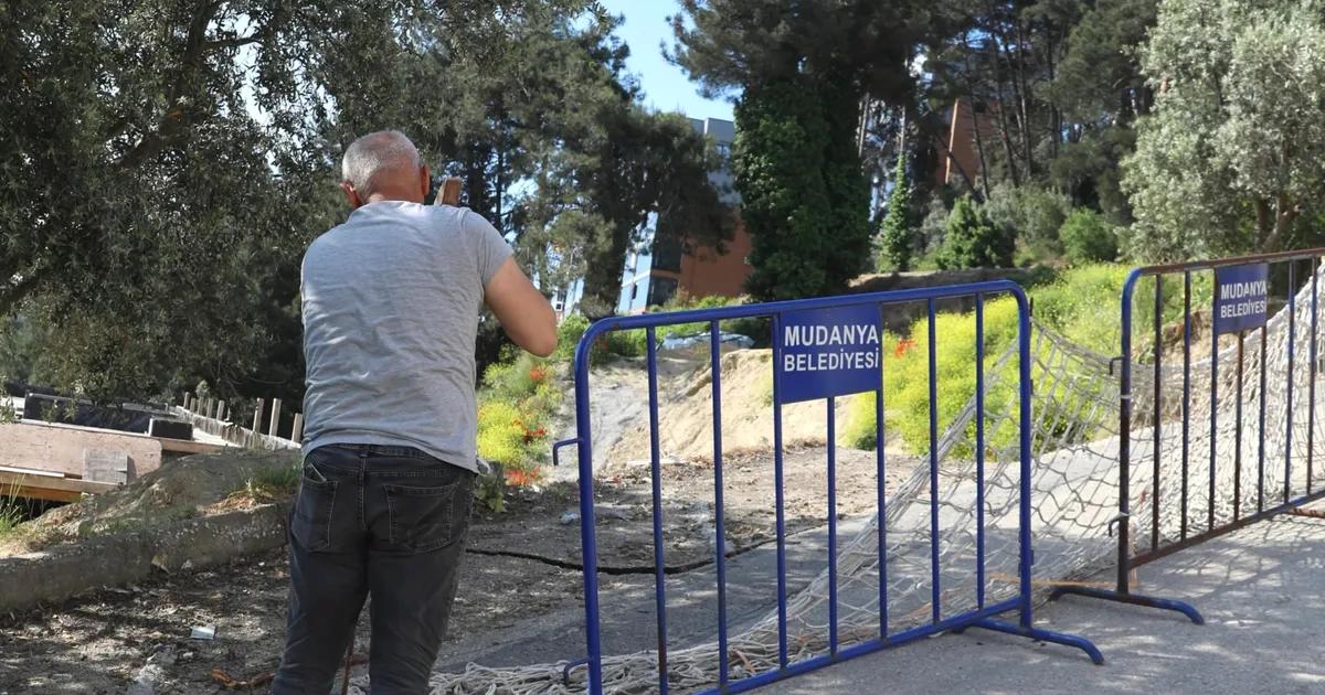 Mudanya'da heyelan riski artarken, yetkililer ve mahalle sakinleri dikkatli olunması