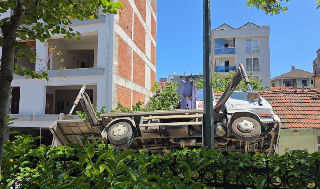 Mudanya'da yaşanan vinç kazasında 2 işçi yaralandı. Olayla ilgili inceleme